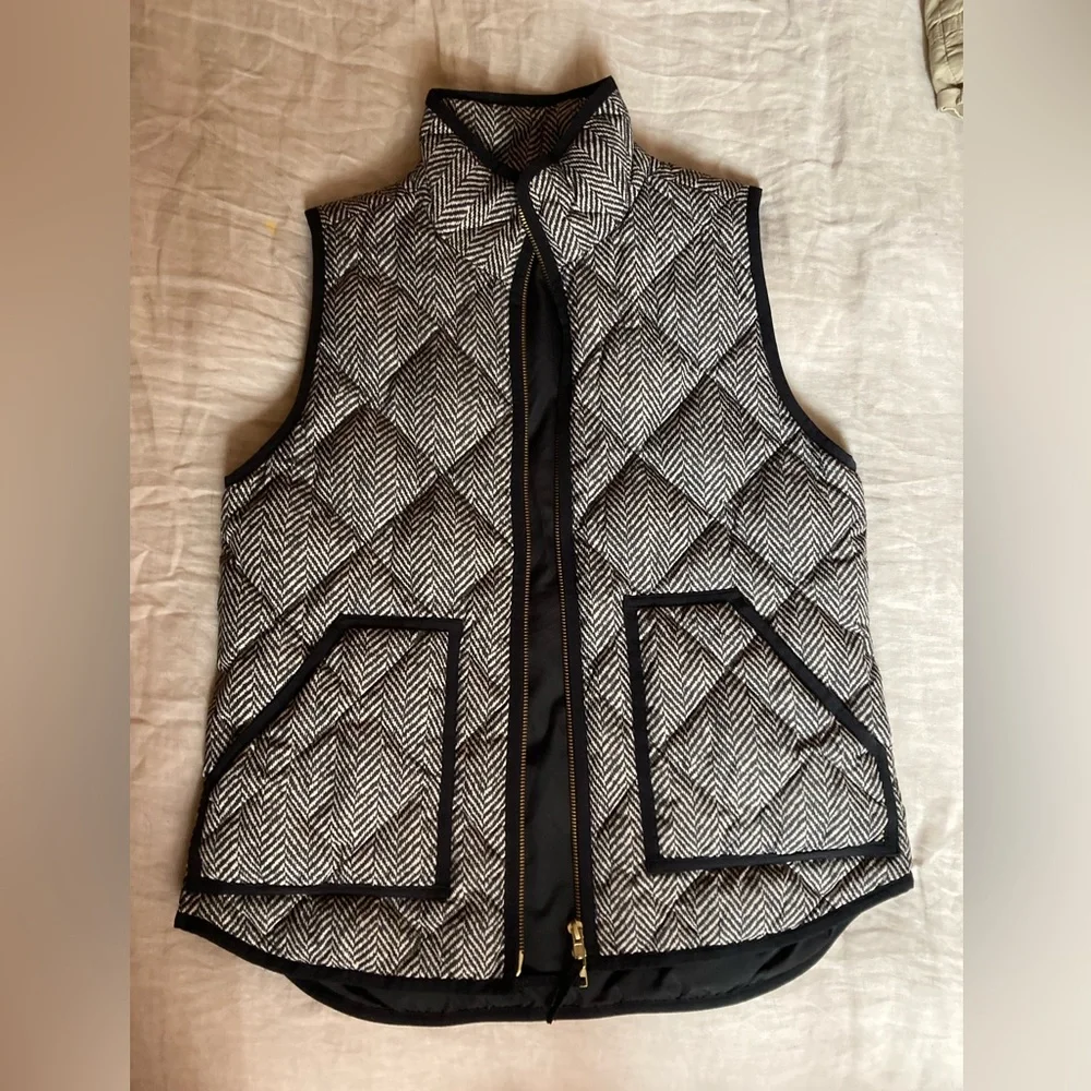J CREW Printed Quilted Puffer Vest in Black Size S (can fit a M as well)